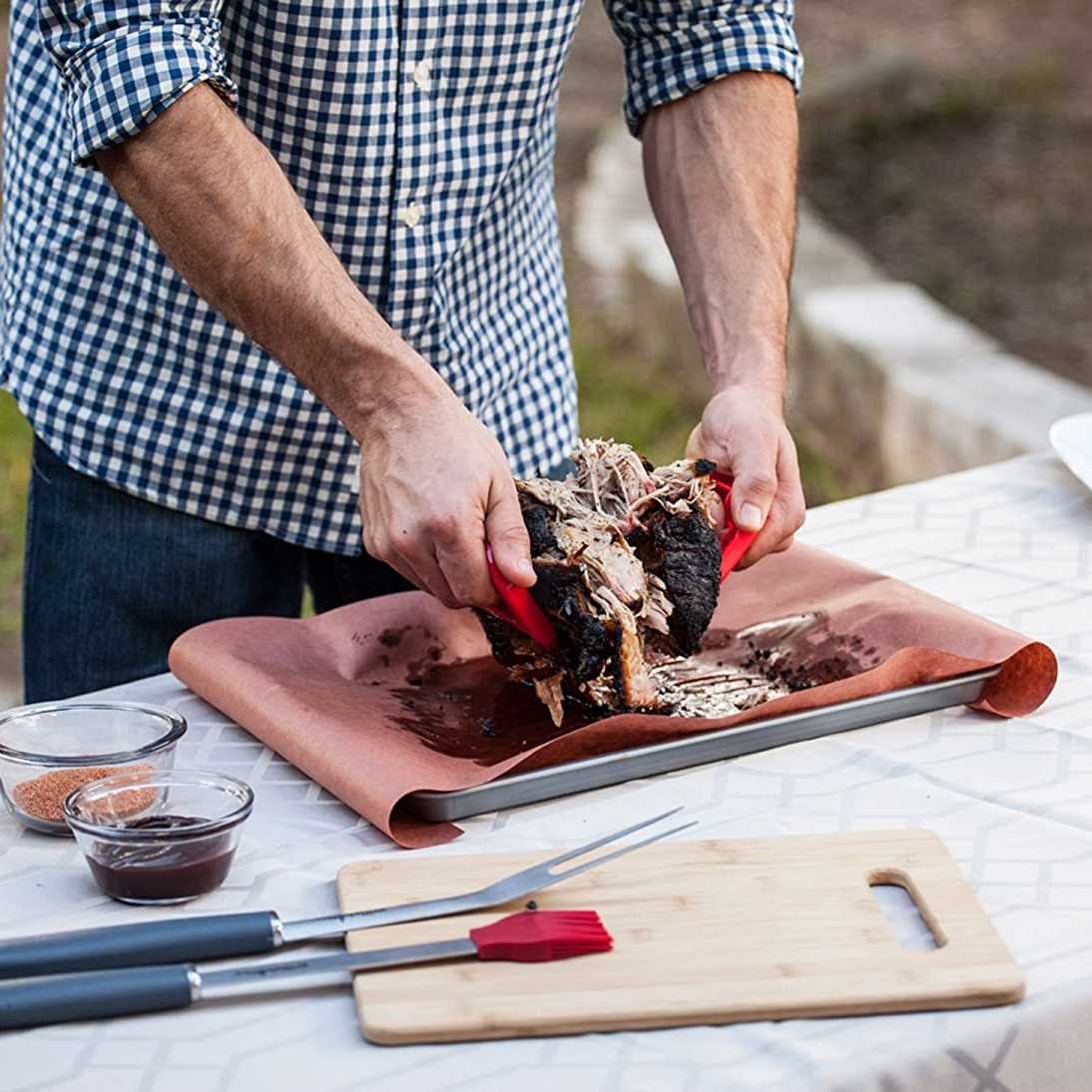 https://favoriteguygifts.com/wp-content/uploads/2020/11/Grillaholics-BBQ-Meat-Shredder-Claws-Lifting-Meat-Badass-Birthday-Gifts-For-Guys.jpg