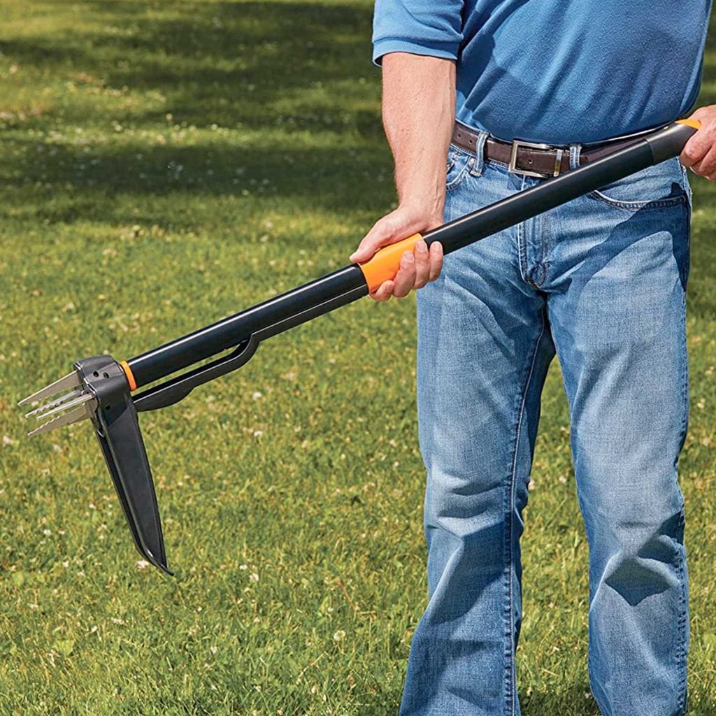 Fiskars 4-Claw Stand Up Weeder With Easy Eject Sliding Handle - Good Fathers Day Gifts For Dad